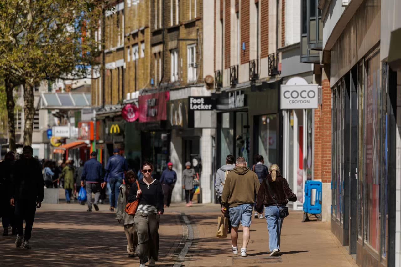 U.K. Shop Visits Dip as Inflation Bites into Spending