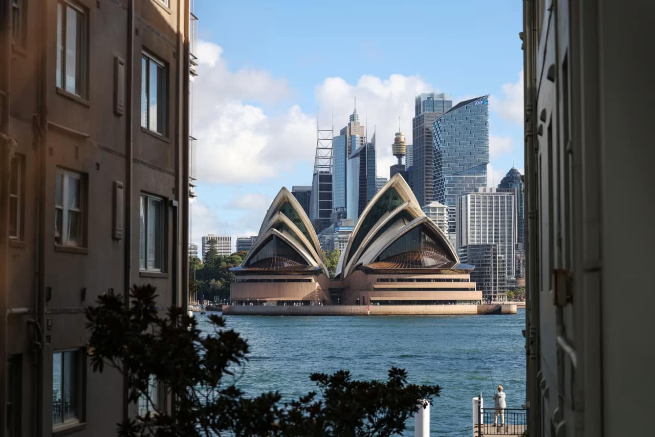 Australian Budget Mixes Economic Reform With Fuel Security, Spending Cuts