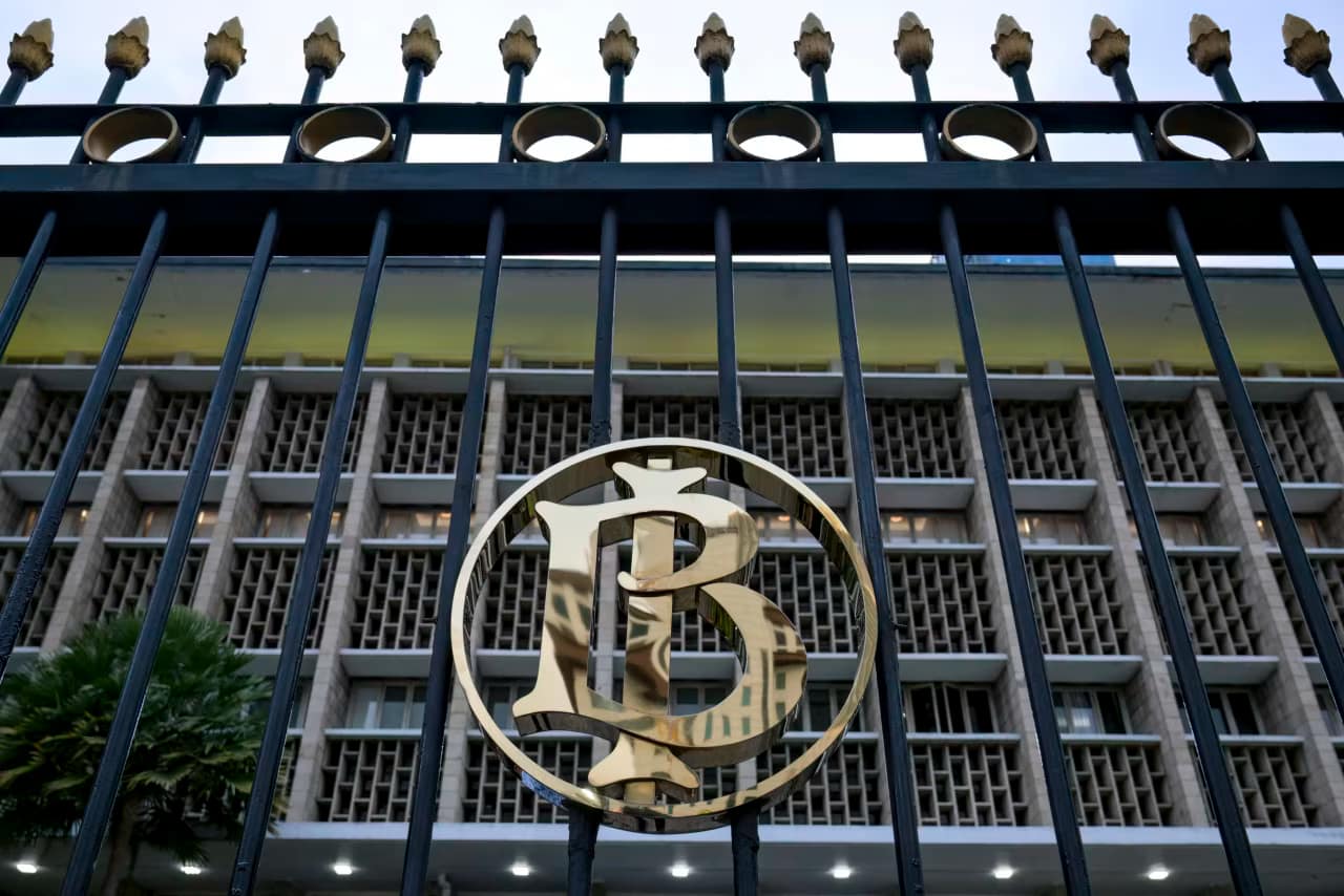 Bank Indonesia Surprises With Rate Hike to Stem Rupiah Bleeding