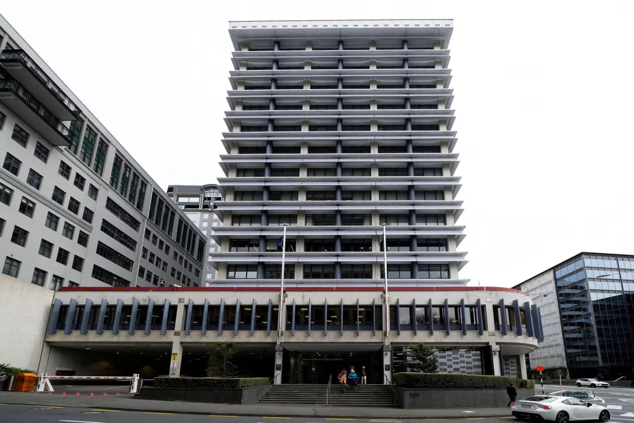 New Zealand’s Central Bank Narrowly Votes to Hold Rates, Signals Hikes Are Coming