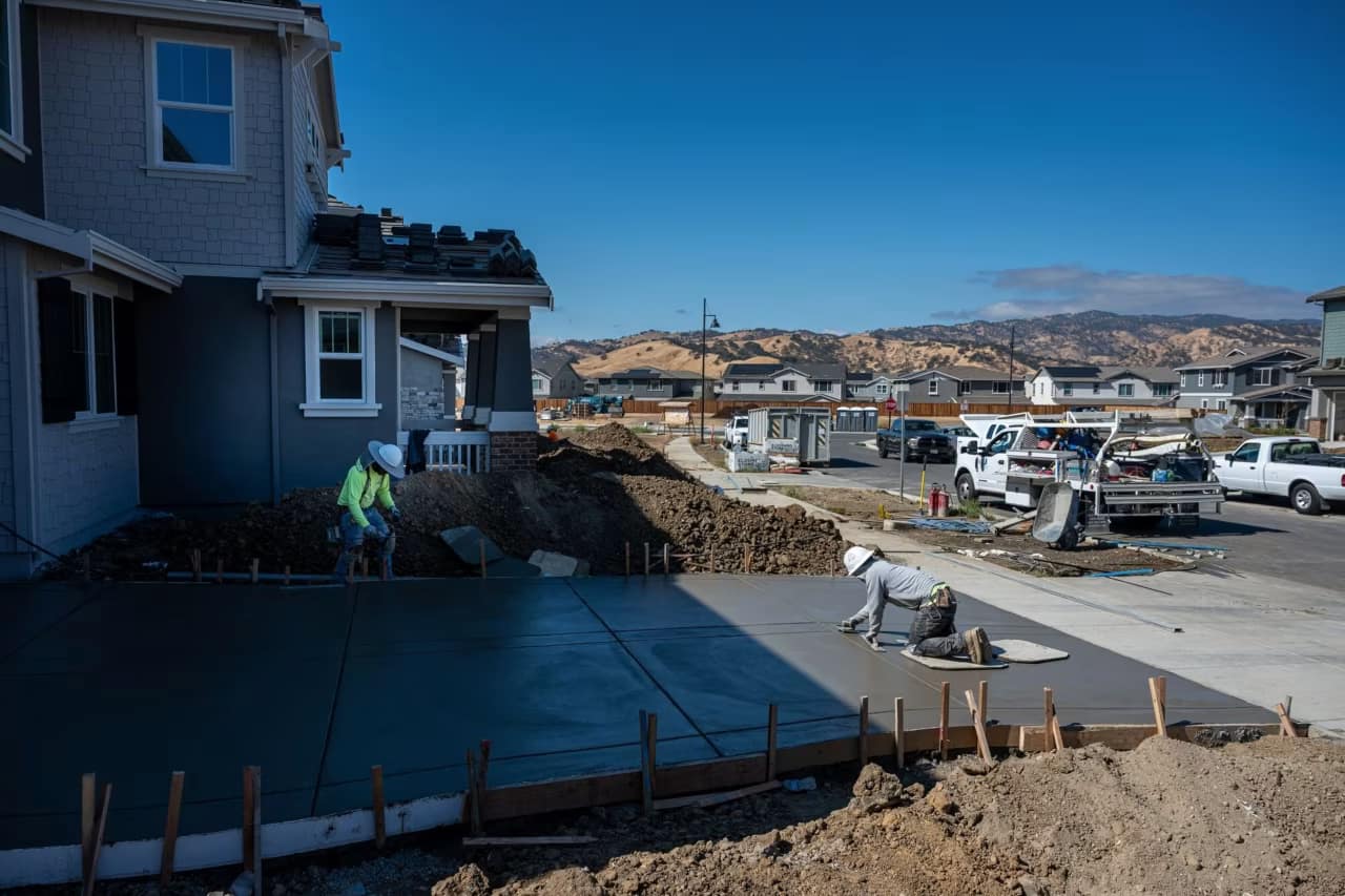 Berkshire Hathaway’s $6.8 billion deal to acquire a major home builder reflects its conviction that the housing market will shake off its long slump and recover as it always has