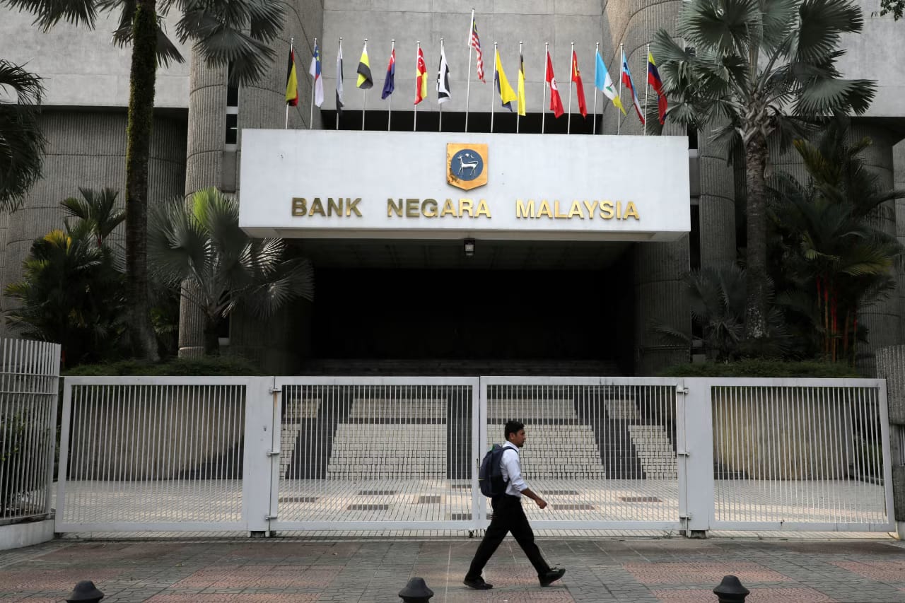 Malaysia Central Bank Holds Steady as It Gauges Mideast War Impact