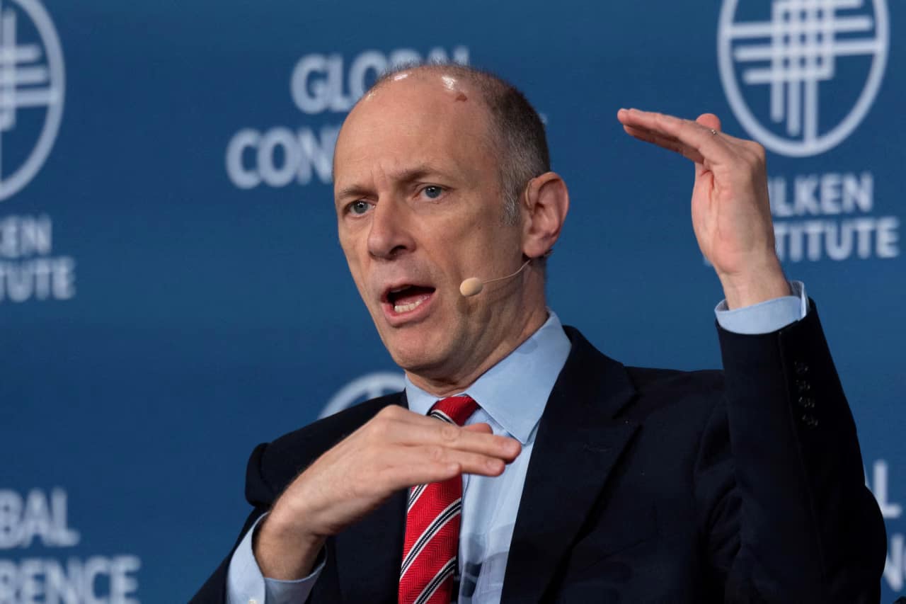 Fed’s Goolsbee Warns U.S. Economy Heading in ‘Stagflationary’ Direction