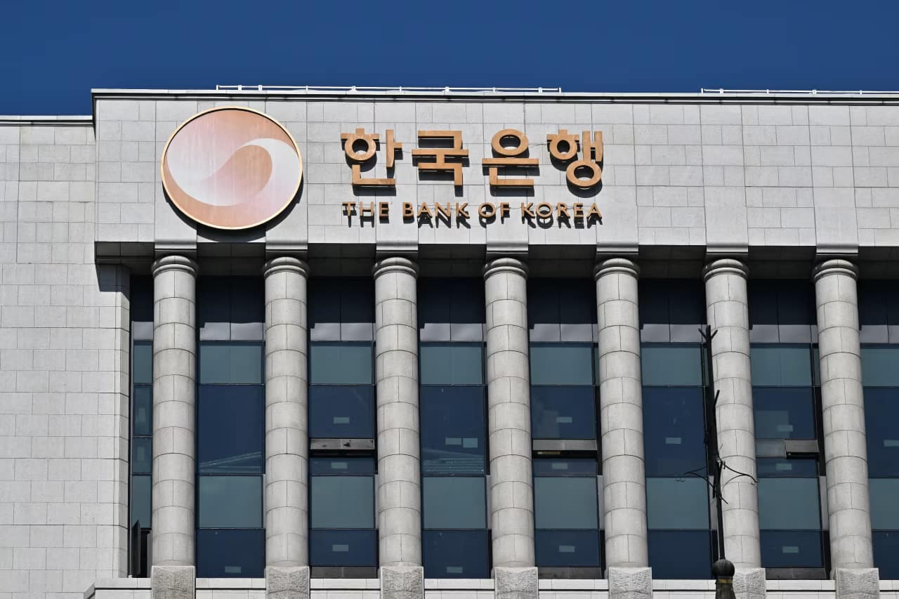 Bank of Korea Holds Rates Steady, Raises Inflation and Growth Forecasts