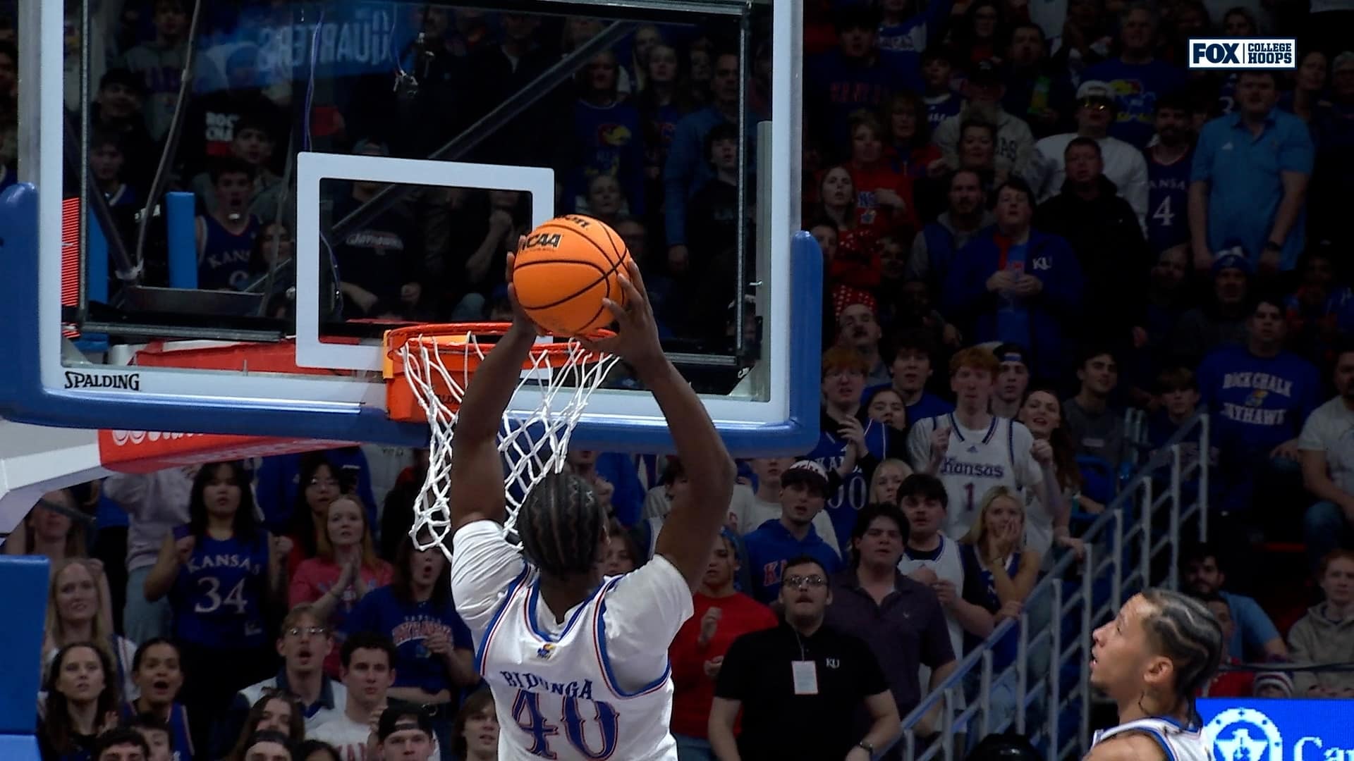 Flory Bidunga gets steal and throws down alley-oop on other end, extending Kansas’ lead over Baylor