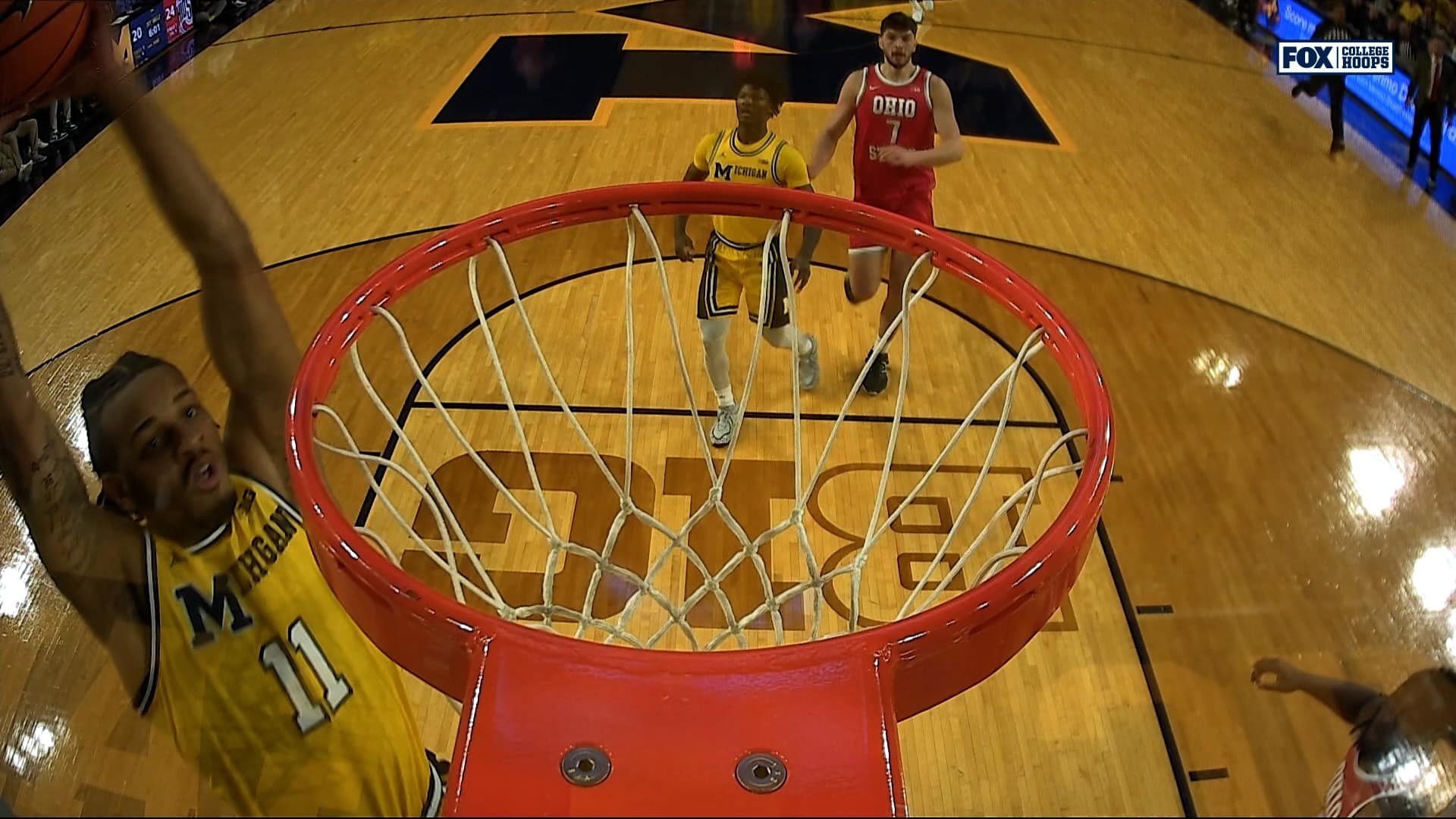 Michigan’s Yaxel Lendeborg lobs it up to Roddy Gayle Jr. for an alley oop vs. Ohio State