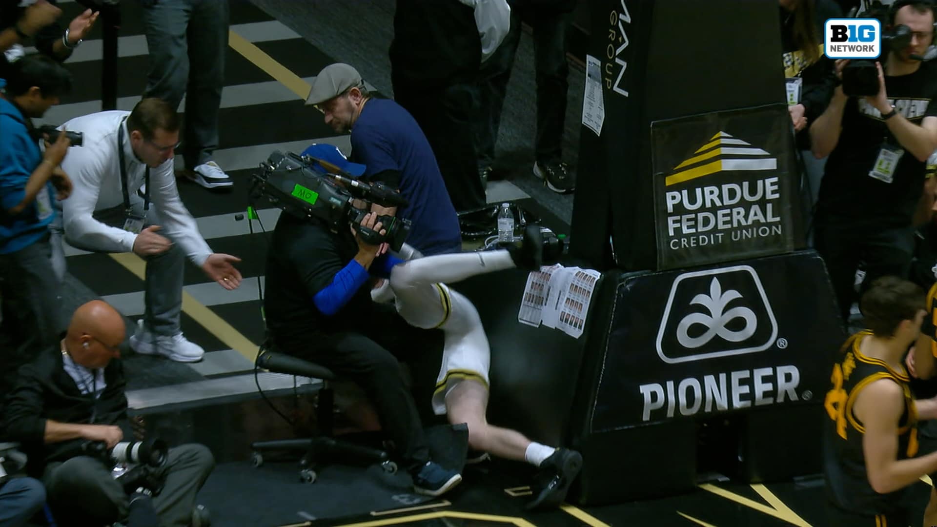 Braden Smith CRASHES with cameraman after incredible 3-PT play, Purdue ties Iowa